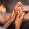 Massage de pieds des tissus profonds et réflexologie