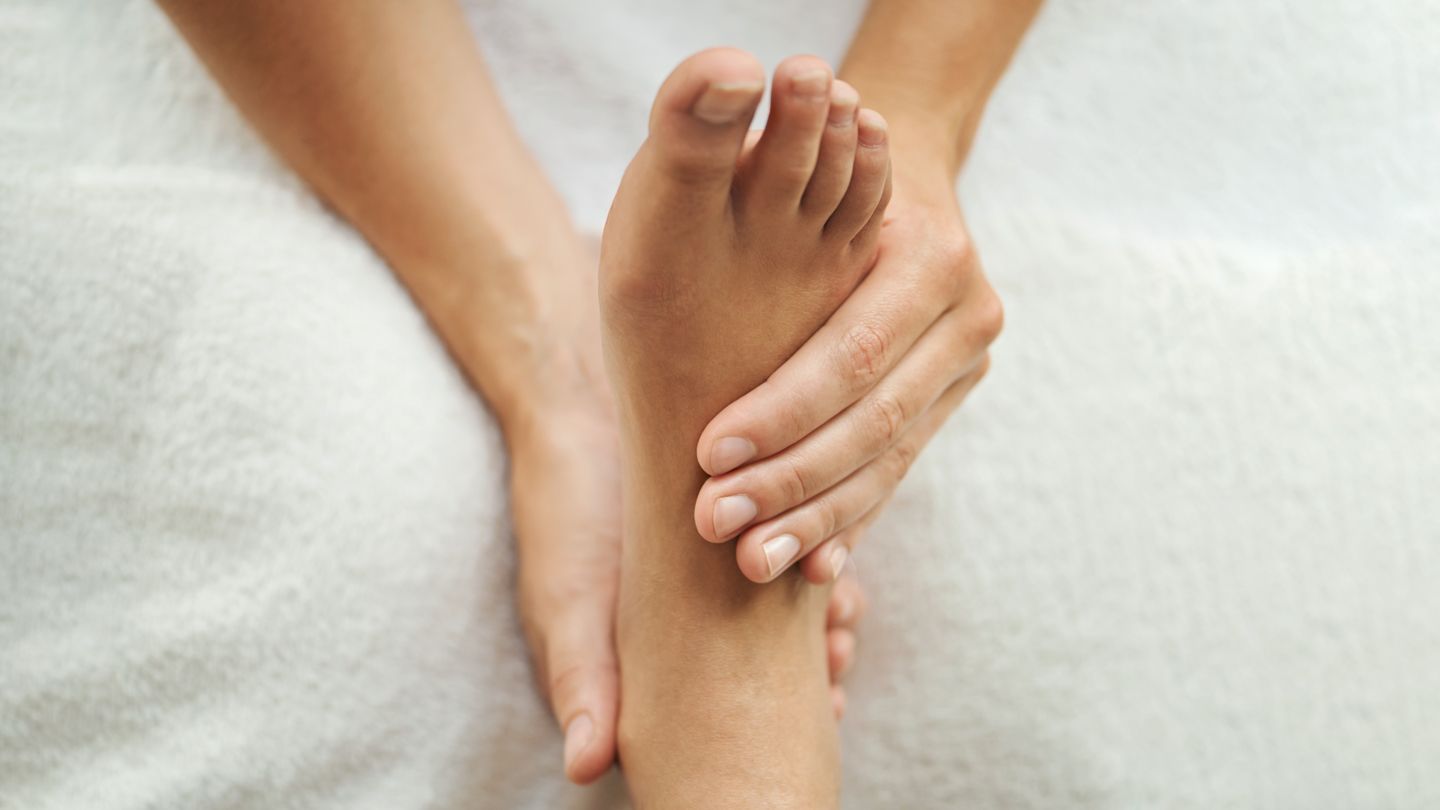 foot-massage-helps-menopausal-symptoms-1440x810.jpg
