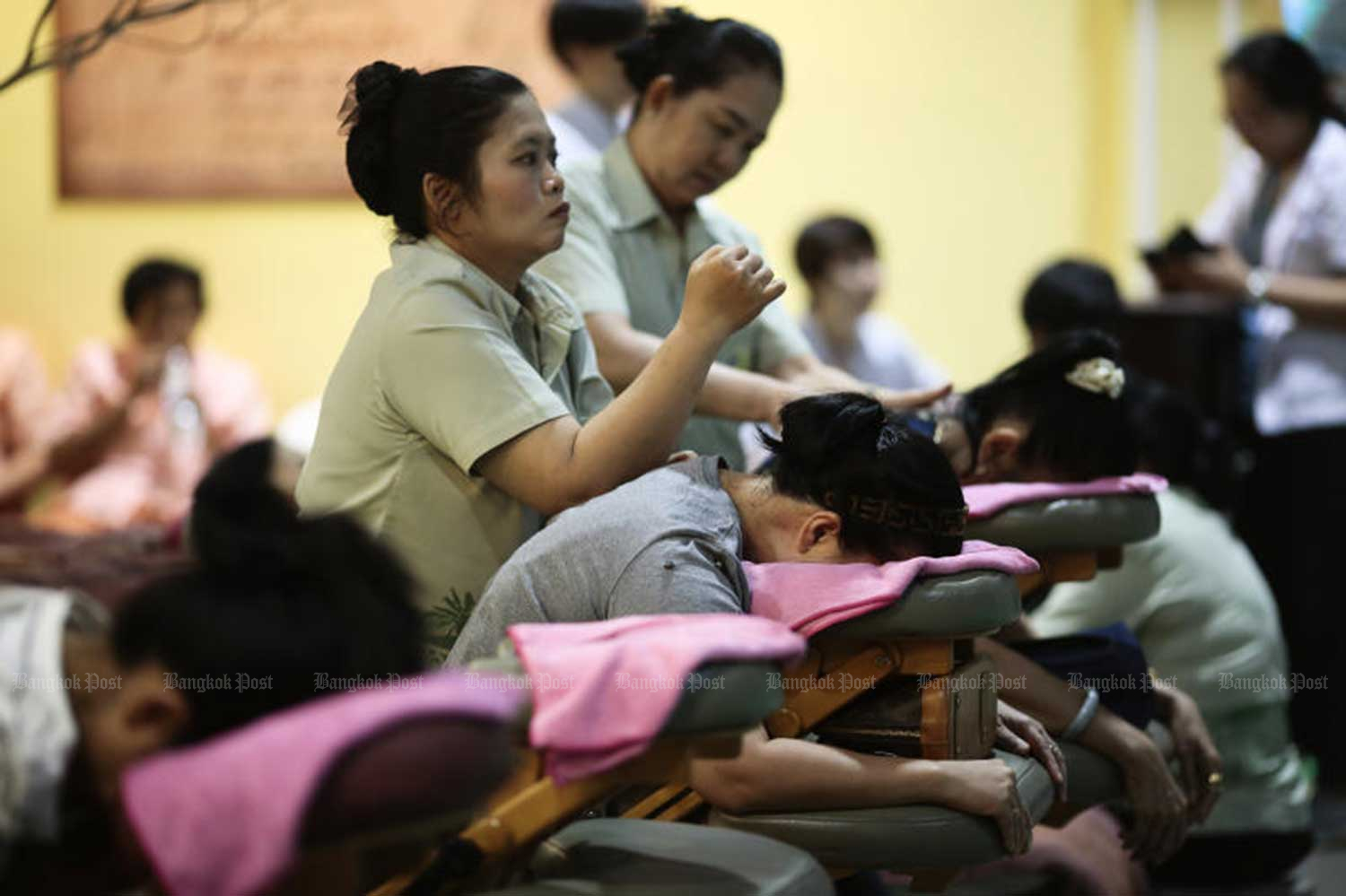 People receive massage services at the 16th National Herb Expo at Muang Thong Thani in Nonthaburi on March 6 this year. (Photo by Patipat Janthong)